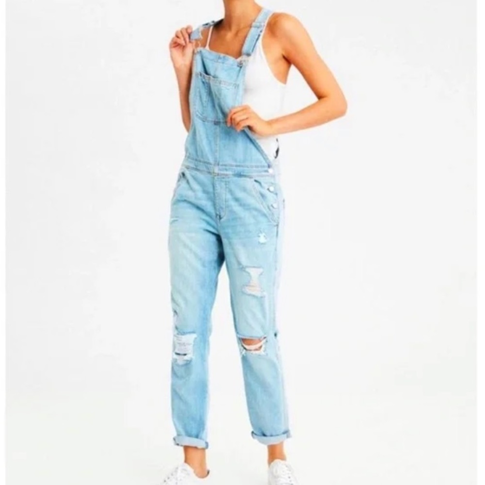 // American Eagle AE Tomgirl Overalls // lighter wash // perfect distressing //